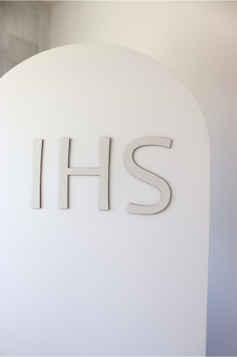 napisIHS na scianke dekoracyjna1.png