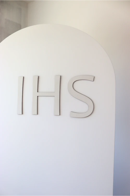 napisIHS na scianke dekoracyjna1.png