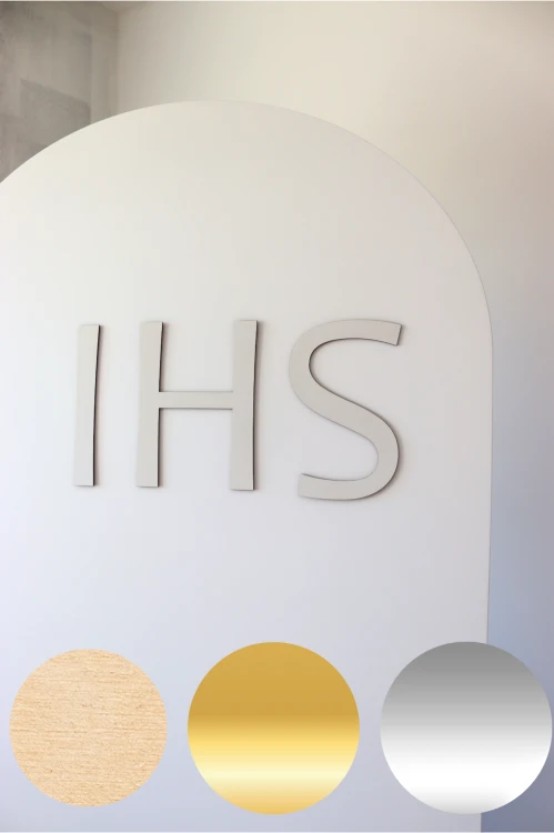 napisIHS na scianke dekoracyjna2.png